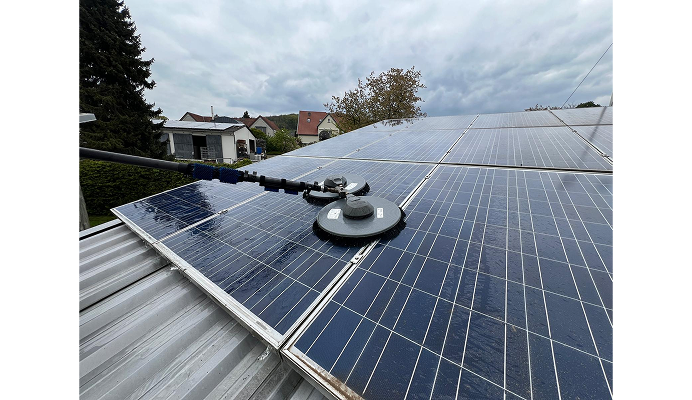 Hausdach mit Solarpaneelen, die gesäubert werden. Hausdach mit Solarpaneelen, die gesäubert werden.